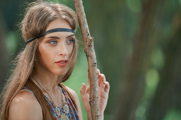 Retrato de una bella mujer hippies en un bosque