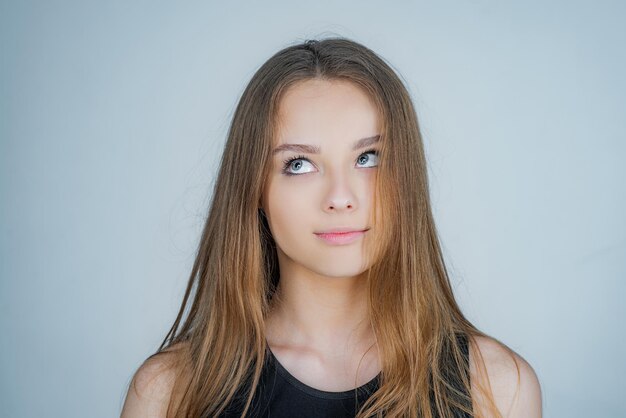 Retrato de una bella mujer joven con cabello rubio modelo de mujer caucásica posando en el interior de cerca