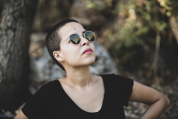 Retrato de una bella mujer joven con la cabeza rapada