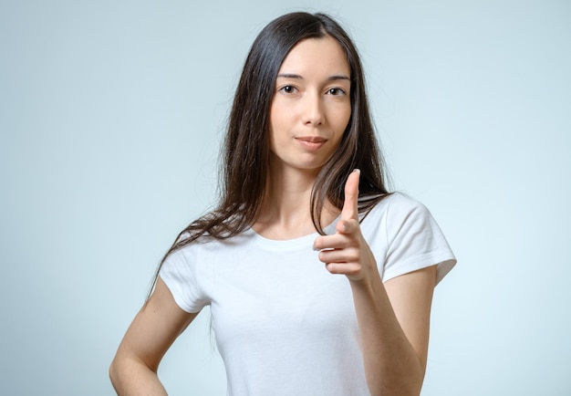 Retrato de una bella mujer joven mirando a la cámara y sonriendo