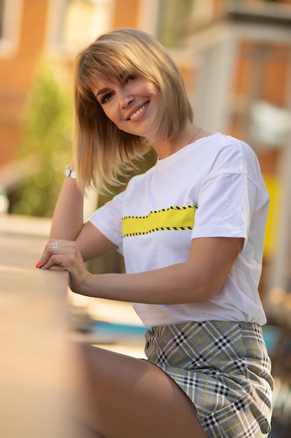 Retrato de una bella mujer joven en el mostrador de un café de la calle