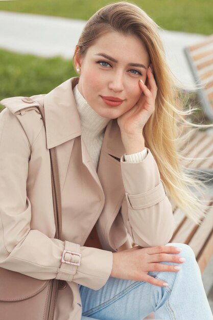 Retrato de una bella mujer joven con ojos azules y pelo largo y rubio con ropa informal al aire libre