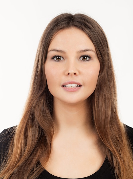 Retrato de una bella mujer joven con el pelo largo