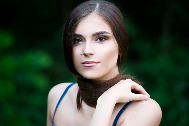 Retrato de una bella mujer joven con piel limpia, cabello largo y maquillaje casual