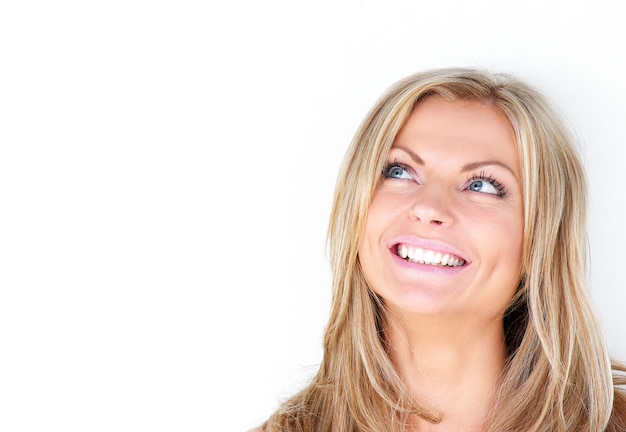 Retrato de una bella mujer joven sonriendo y mirando hacia arriba