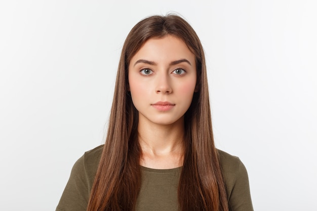 Retrato de una bella mujer joven y sonriente, aislado en un blanco.