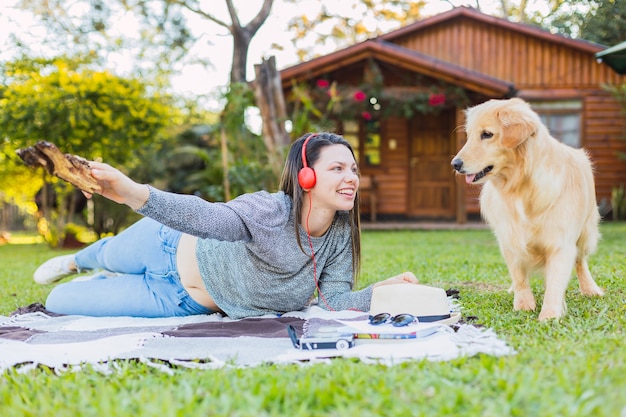 Foto retrato de una bella mujer joven con su mascota