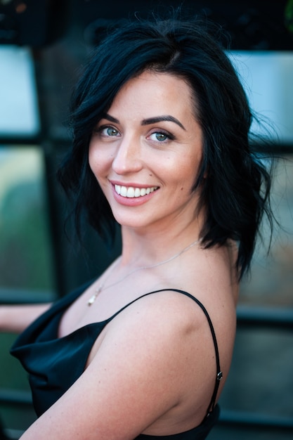 Retrato de una bella mujer joven en verano con un vestido negro claro