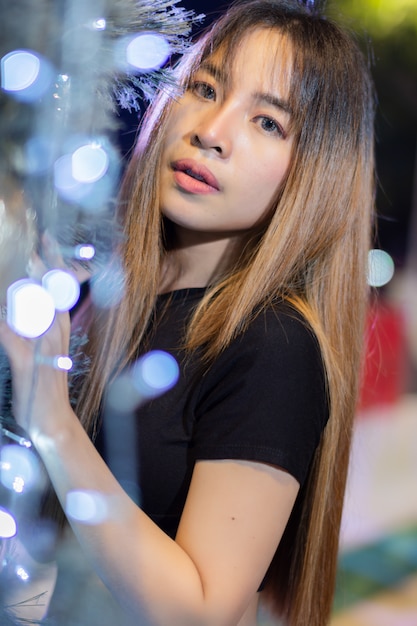 Foto retrato de una bella mujer con luz de noche