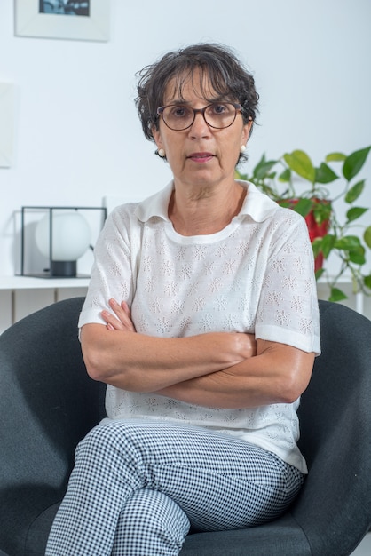 Retrato de una bella mujer madura en casa