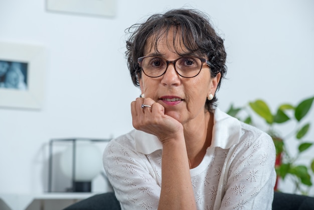 Retrato de una bella mujer madura en casa