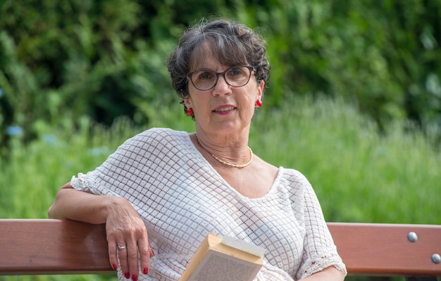 Retrato de una bella mujer madura en el jardín