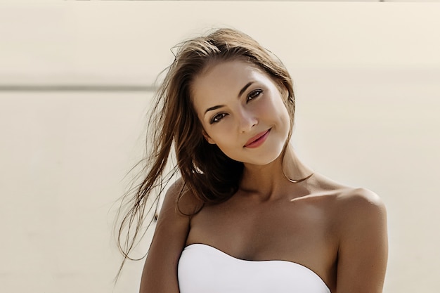 Retrato de una bella mujer en el mar