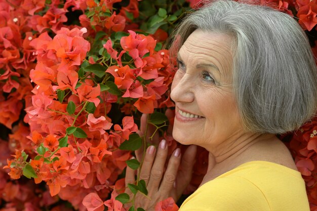 Retrato de una bella mujer mayor con flores