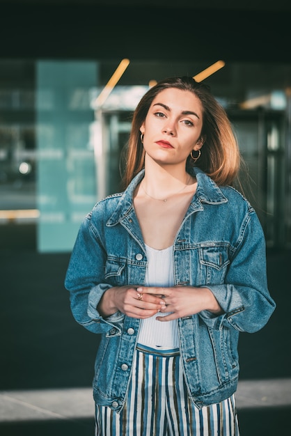 Retrato de una bella mujer mirando a la cámara al aire libre