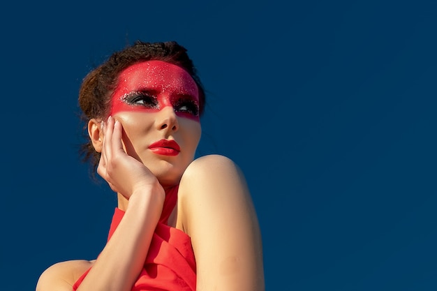 Retrato de una bella mujer morena con maquillaje creativo