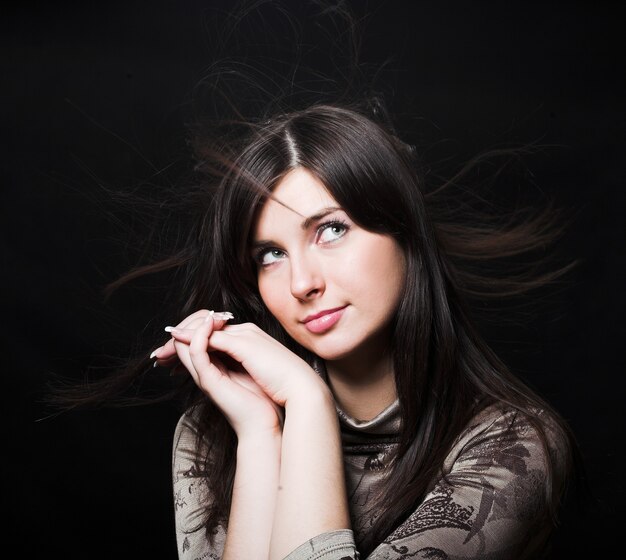 Retrato de una bella mujer morena con el pelo al viento