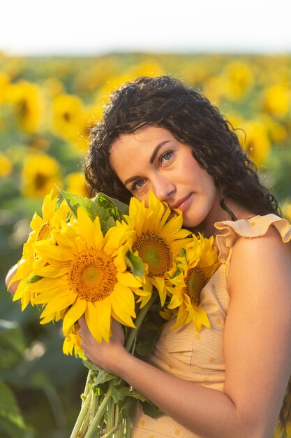 Retrato de una bella mujer morena sonriente