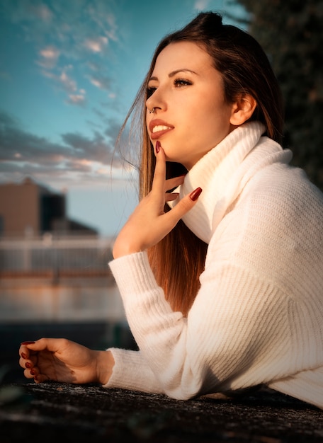 Retrato de una bella mujer morena