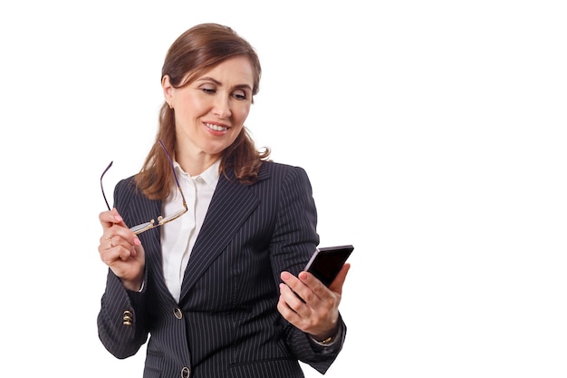 Retrato de una bella mujer de negocios de 50 orejas con teléfono móvil aislado en blanco