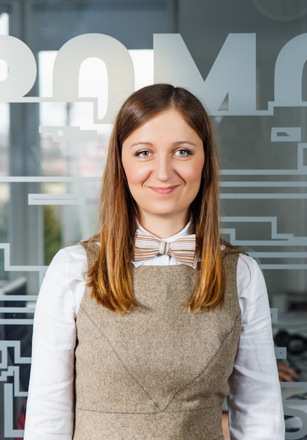 Retrato de una bella mujer de negocios sonriente.