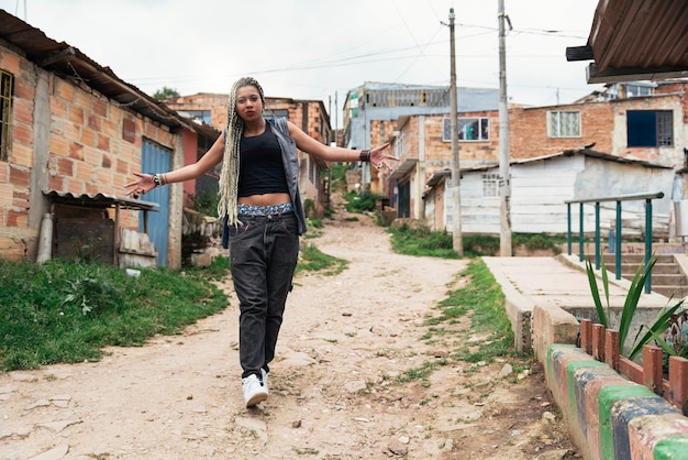 Retrato de una bella mujer negra en su barrio. Concepto de tugurios.