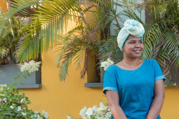 Retrato de una bella mujer negra con turbante