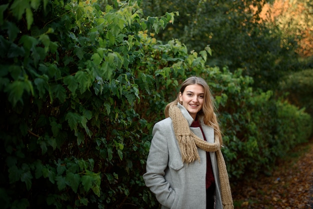 Retrato de una bella mujer otoño