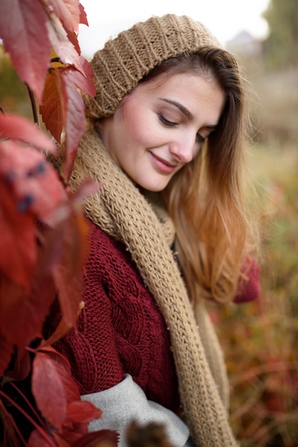 Retrato de una bella mujer otoño