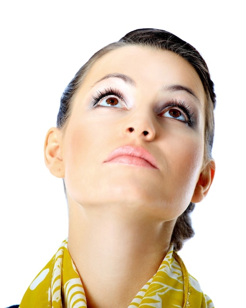 retrato de una bella mujer con un pañuelo amarillo. Aislado en un fondo blanco.