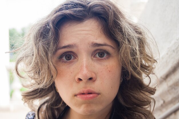 Retrato de una bella mujer pensando y mirando triste.