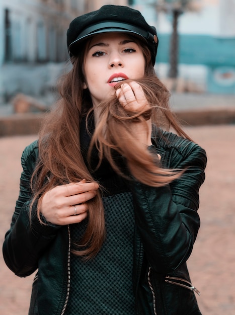 Retrato de una bella mujer en ropa de invierno