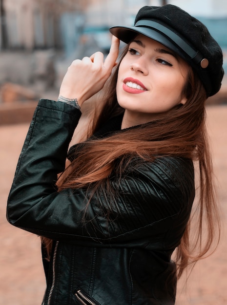 Retrato de una bella mujer en ropa de invierno