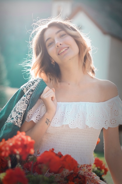 Retrato de una bella mujer rubia posando al aire libre