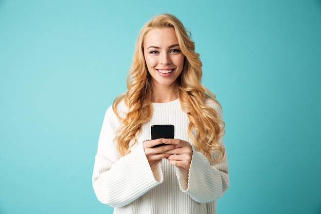 Retrato de una bella mujer rubia en suéter