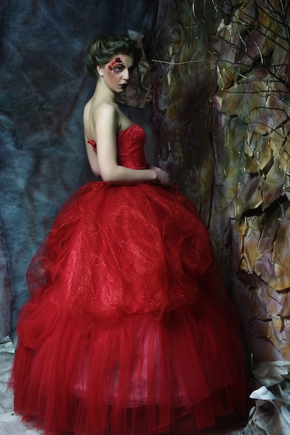 Retrato de una bella mujer rubia en vestido rojo