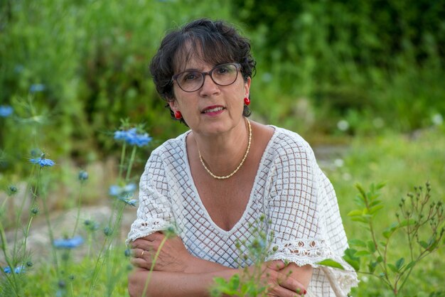 Retrato de una bella mujer senior en el jardín