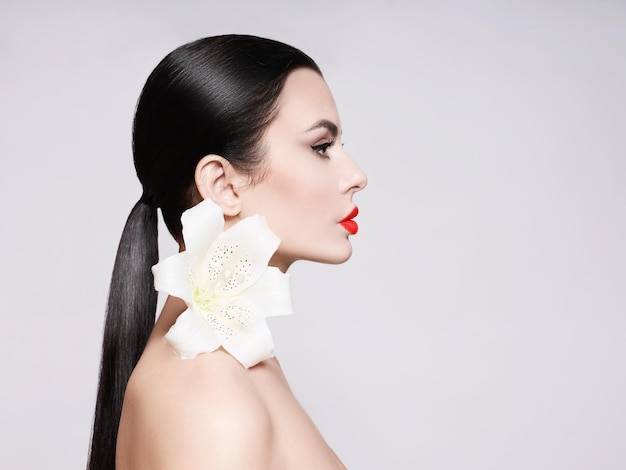 Retrato de una bella mujer sensual con flores.