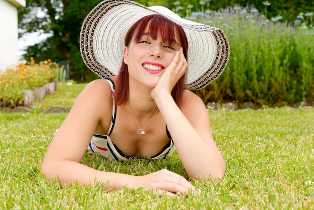 Retrato de una bella mujer con sombrero de verano