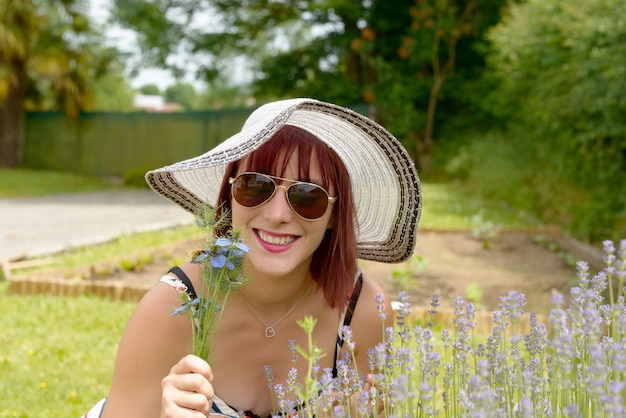 Retrato de una bella mujer con sombrero de verano