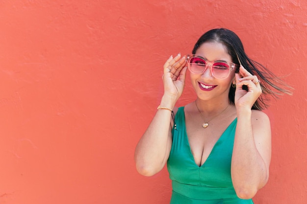 Retrato de una bella mujer sonriente con gafas de sol