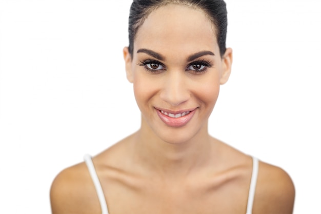 Foto retrato de una bella mujer sonriente