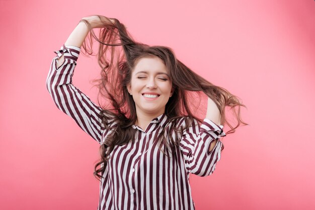 Retrato de una bella mujer sonriente