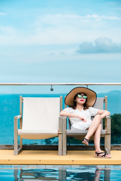 Retrato de una bella mujer de vacaciones.