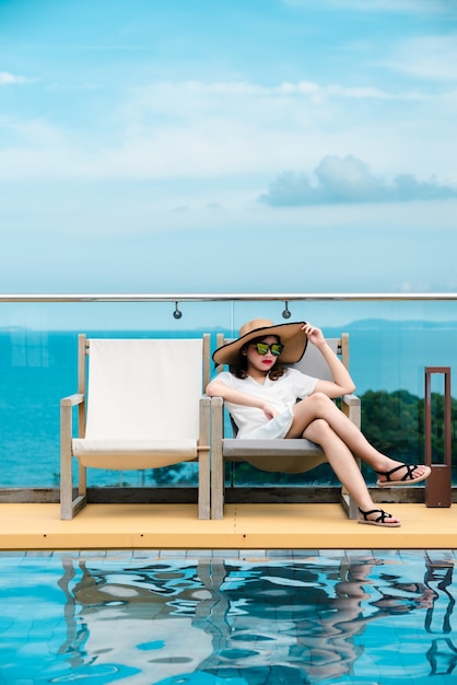 Retrato de una bella mujer de vacaciones.