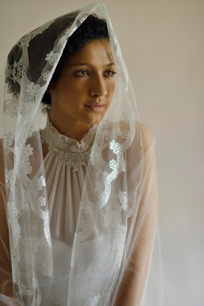 Retrato de una bella mujer vestida de novia aislada de fondo blanco en el estudio