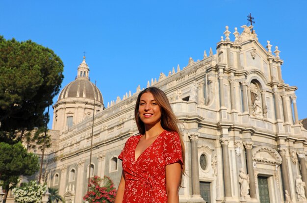 Retrato de una bella mujer con un vestido rojo