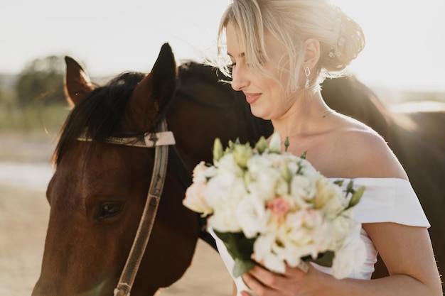 Retrato de una bella novia con caballo