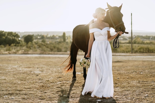 Retrato de una bella novia con caballo