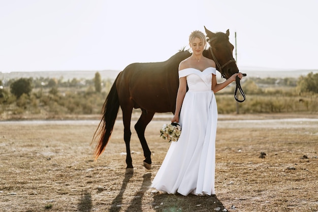 Retrato de una bella novia con caballo